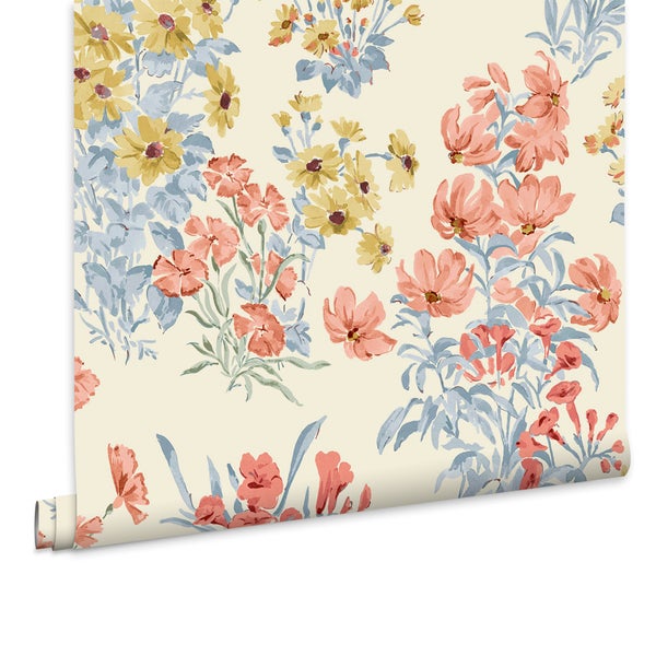 Tapete mit floralem Aquarellmuster aus sommerlichen Blumen in pastelligen Tönen auf hellem Untergrund.
