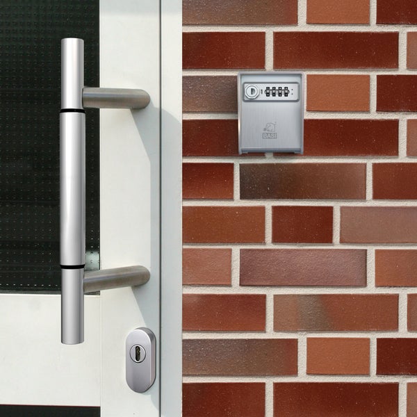Haustür mit Griff und BASI Schlüsseltresor an Ziegelwand
