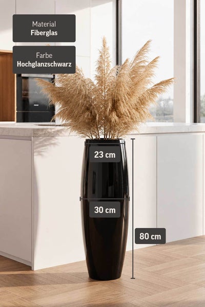 Schwarze Hochglanz-Vase aus Fiberglas, 80 Zentimeter hoch, 30 Zentimeter breit, 23 Zentimeter Öffnung, in moderner Küche mit weißer Insel.