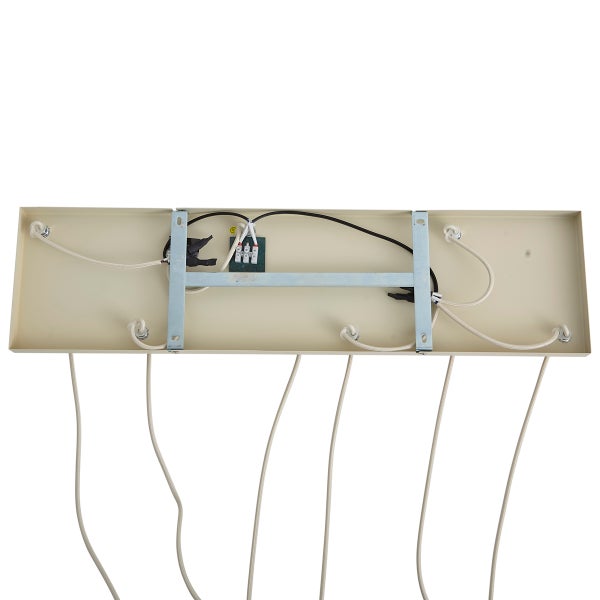 Innenansicht einer rechteckigen Deckenleuchte mit Verkabelung, Metallgehäuse, Montagehalterung und sechs Lampenkabeln.