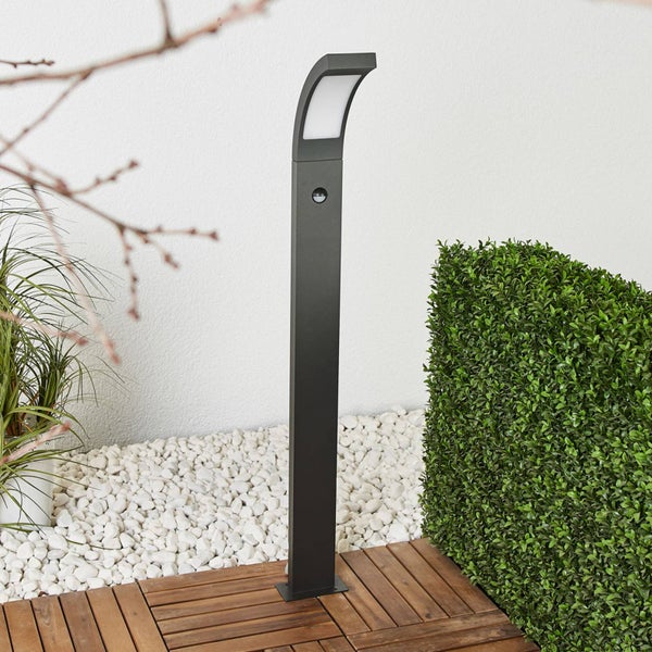 Lucande LED Außenleuchte Juvia mit Bewegungsmelder (spritzwassergeschützt (Modern) in Schwarz aus Aluminium (1 flammig, ) - Wegeleuchte Pollerleuchte Wegelampe Sockelleuchte