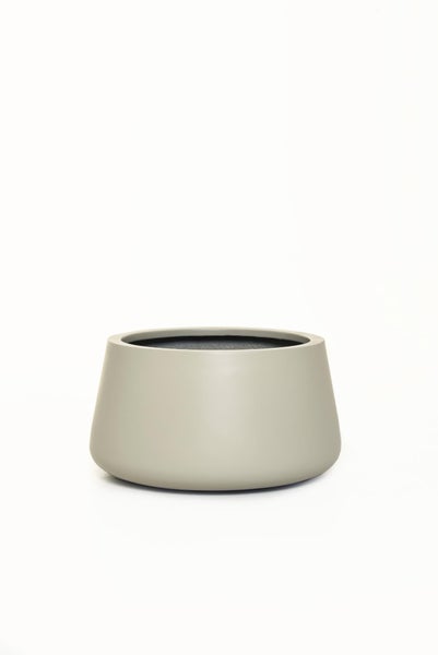 Runder, flacher Pflanzkübel in Beige mit glatter Oberfläche.