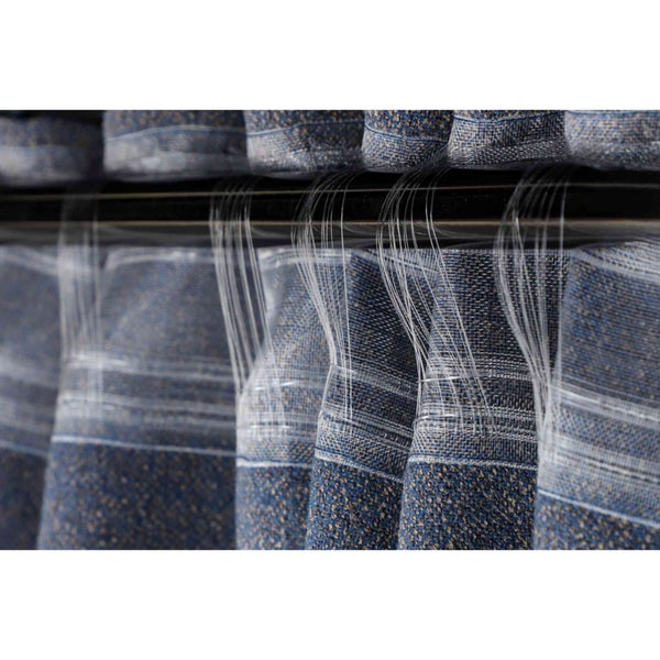 Nahaufnahme von Gardinenstoff mit dekorativen Details.