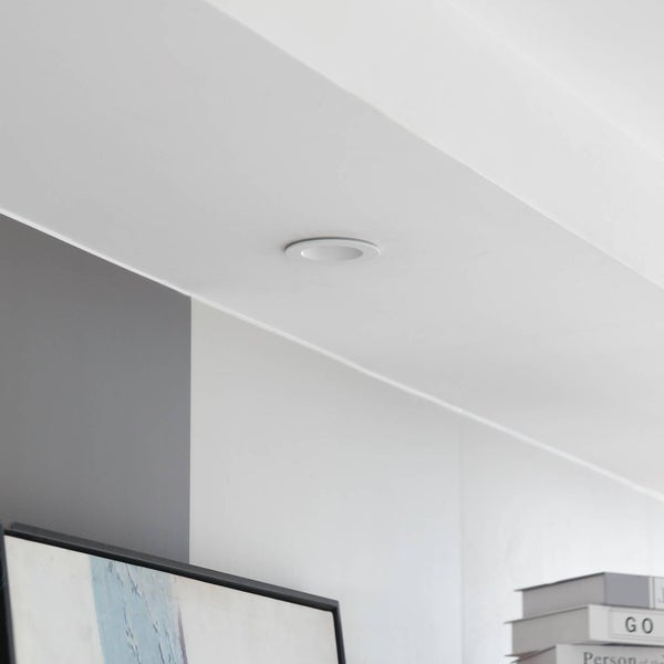 Moderner runder Einbaustrahler an der Decke montiert.