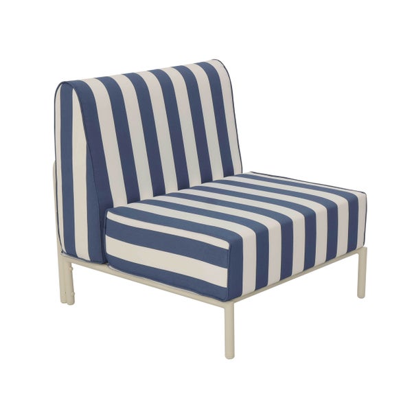 Blau-weiß gestreifter Lounge-Sessel für den Garten mit Metallgestell und gepolsterten Kissen.