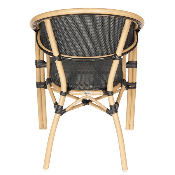 Rückansicht eines Bistrostuhls aus hellem Aluminium in Holzoptik mit schwarzem Geflecht und dunklen Zierwicklungen.