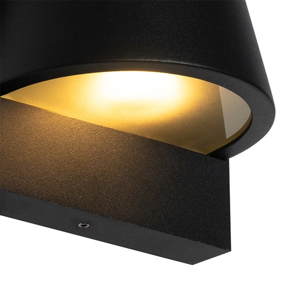 Detailaufnahme einer schwarzen Außenwandleuchte mit warmweißem Licht.