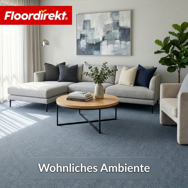 Wohnzimmer mit hellblauem Teppichboden, grauer Couch und Holztisch