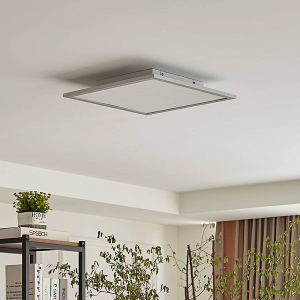 Quadratisches LED-Panel an einer weißen Decke mit flachem Metallrahmen in einem hellen Raum.
