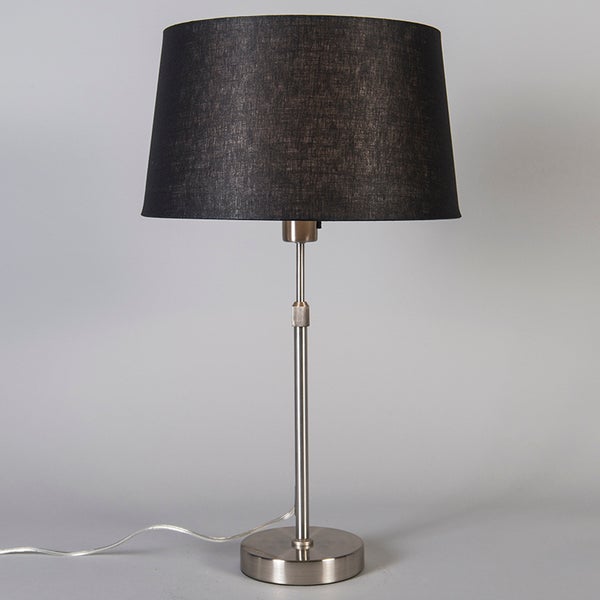 Tischleuchte mit dunklem Lampenschirm und silberfarbenem Fuß