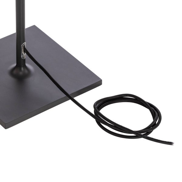 Terrasse mit Stehleuchten und Sitzgruppe