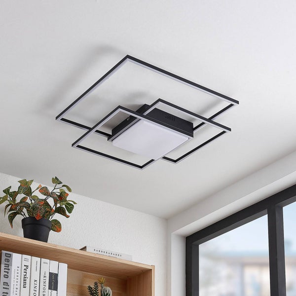 Moderne LED-Deckenleuchte mit überlappenden schwarzen quadratischen Rahmen und einem zentralen weißen Diffusor.