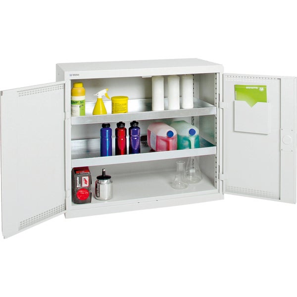 Offener Chemikalienschrank mit Regalen und verschiedenen Behältern