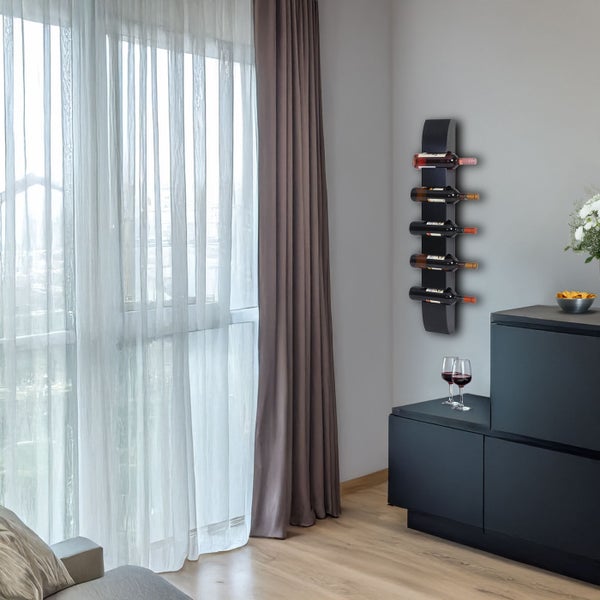 Wohnzimmer mit Weinregal, Wein und Gläsern auf einer Kommode
