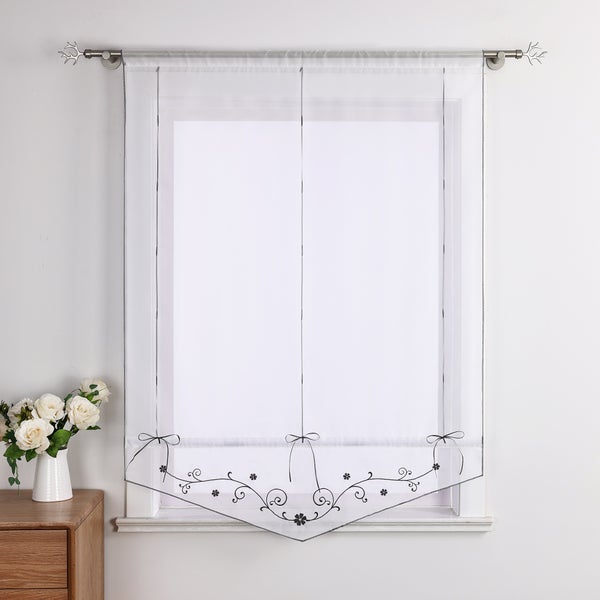 Fensterdekoration mit Stickerei am Fenstersims