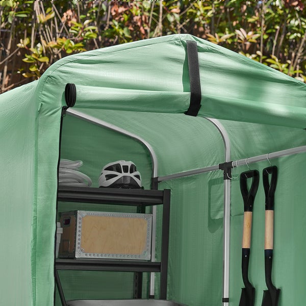 Innenansicht eines Gartengeräteschuppens mit Regalen und Werkzeugen