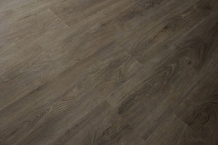 Dunkler Bodenbelag in Holzoptik mit ausgeprägter Maserung und Astlöchern im Dielen-Design.