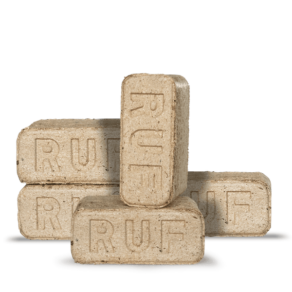 Stapel RUF Holzbriketts aus gepressten Holzspänen für Kamin und Ofen.