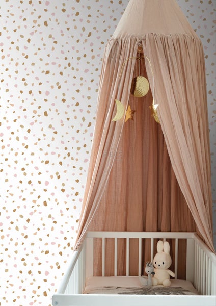 Kinderzimmer mit Himmelbett und Terrazzo Tapete