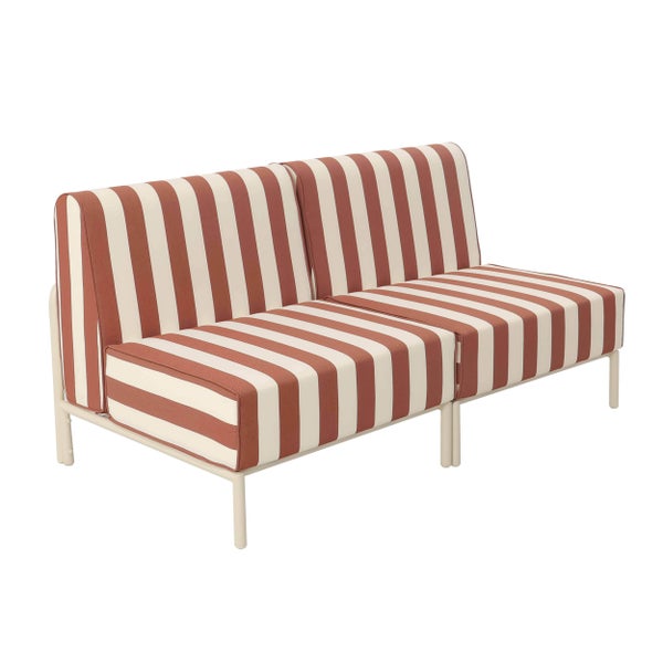 Modernes Zweisitzer Loungesofa mit rot-weiß gestreiften Polstern und Metallgestell für den Außenbereich.