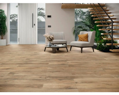 Heller Wohnraum mit Holzboden, Sesseln und Treppe