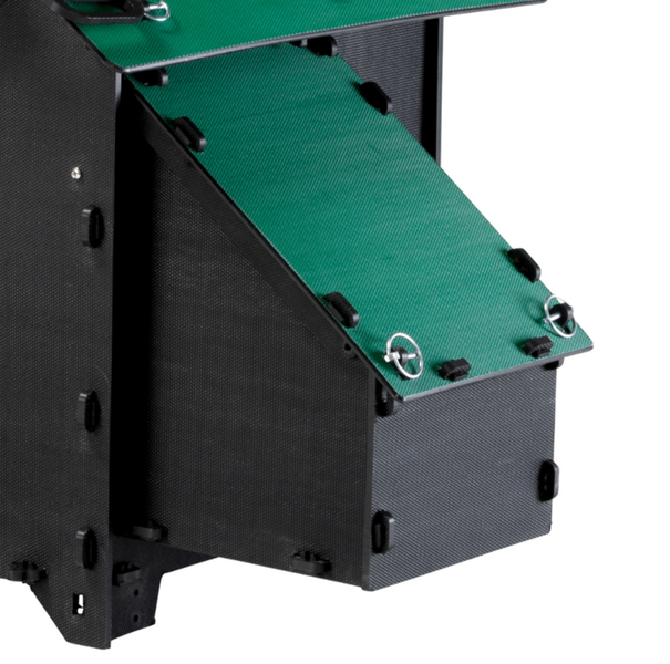 Seitliche Ansicht eines Nistkastens für Hühnerställe aus robustem Kunststoff mit schrägem Dach und Metallverschlüssen.