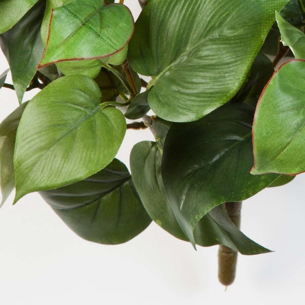 Detailaufnahme von künstlichen Rosenblättern mit gezackten Rändern und sichtbaren Blattadern an einem Stiel.