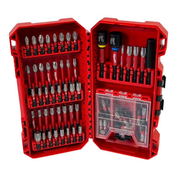 Milwaukee Shockwave Bit-Set in einer roten Kunststoffbox mit verschiedenen Schlagschrauber-Bits, Magnet-Steckschlüsseln und einem Bithalter.