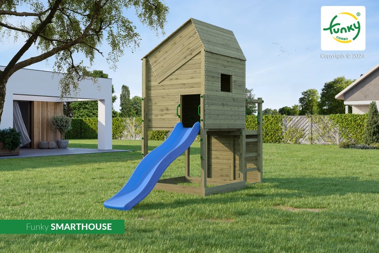 Kinderspielhaus Funky SMARTHOUSE aus Holz mit blauer Rutsche und Leiter auf einer Rasenfläche im Garten mit Funky Combo Logo.