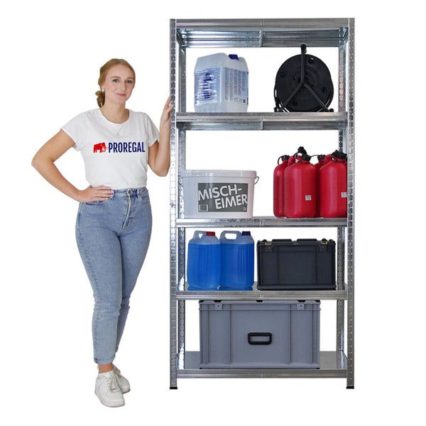 Metallregal mit diversen Gegenständen und einer Frau, die daneben steht