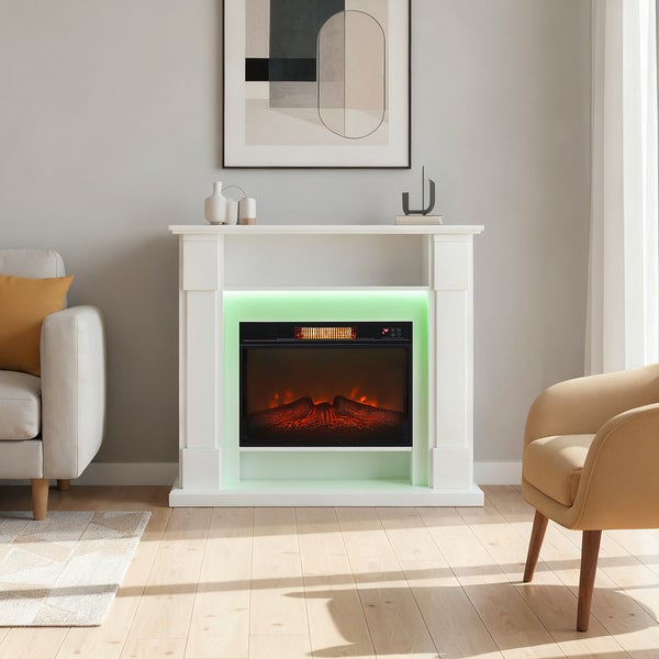 Elektrischer Kamin mit weißer Umrandung, grüner Hintergrundbeleuchtung und Flammenoptik in einem hellen, modern eingerichteten Wohnzimmer.