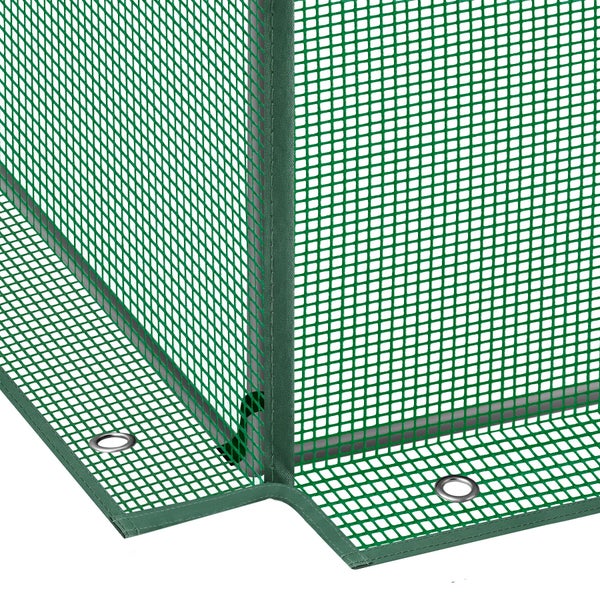 Detailansicht einer grünen Gitterfolie für Gewächshäuser mit verstärktem Rand und Metallösen.