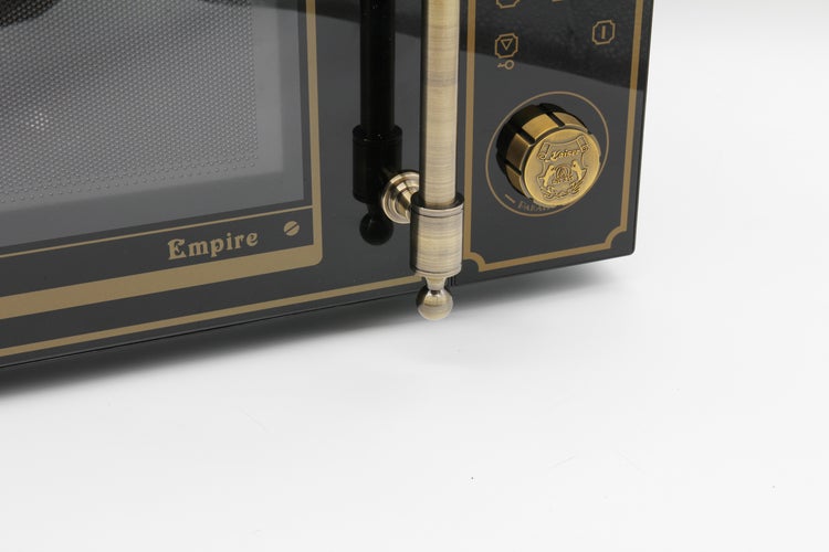 Kaiser Empire Mikrowelle im Retro Stil mit Metallgriff und Drehregler Detailansicht