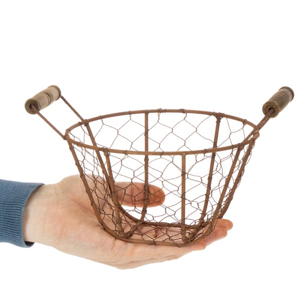 Kleiner Drahtkorb mit Holzgriffen in Rost-Optik, in einer Hand gehalten zur Größenveranschaulichung.