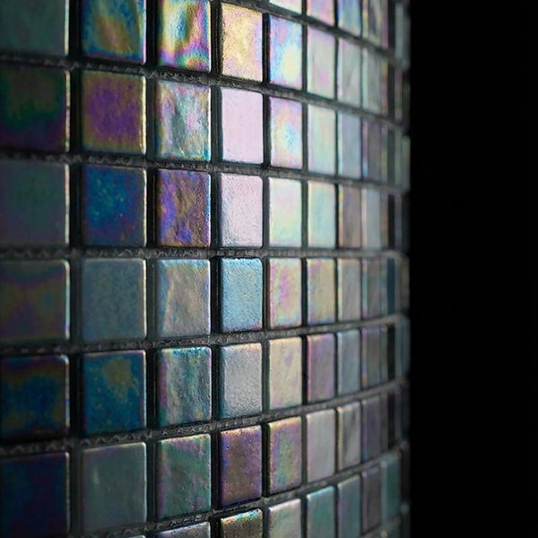 Quadratische Mosaikfliesen mit schimmernder irisierender Oberflaeche fuer Wandverkleidungen