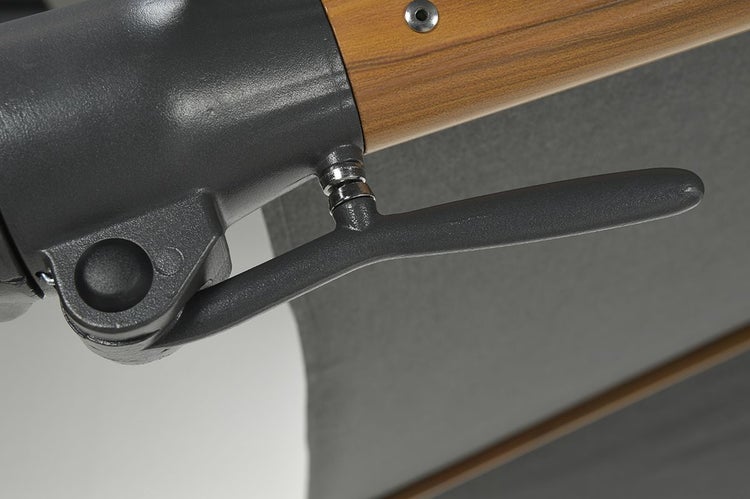 Hebelmechanismus eines Sonnenschirms mit Holzgestell und Metallhalterung.