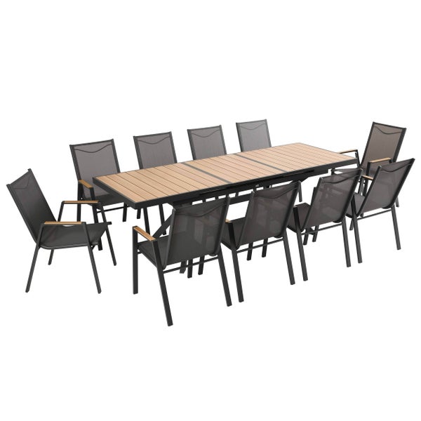 Moderne Garten-Essgruppe auf Steinterrasse mit Holztisch und zehn Stühlen mit Holzarmlehnen vor einer hellen Hauswand.