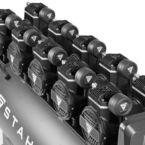 Mehrere schwarze Kompressoren der Marke STAHLWERK in einer Reihe.