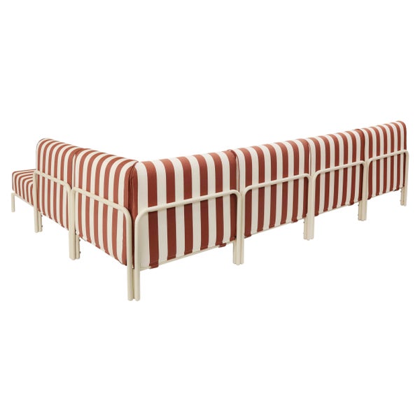 Modulares Outdoor-Ecksofa mit rot-weiß gestreiften Polstern und hellem Metallgestell, Rückansicht.