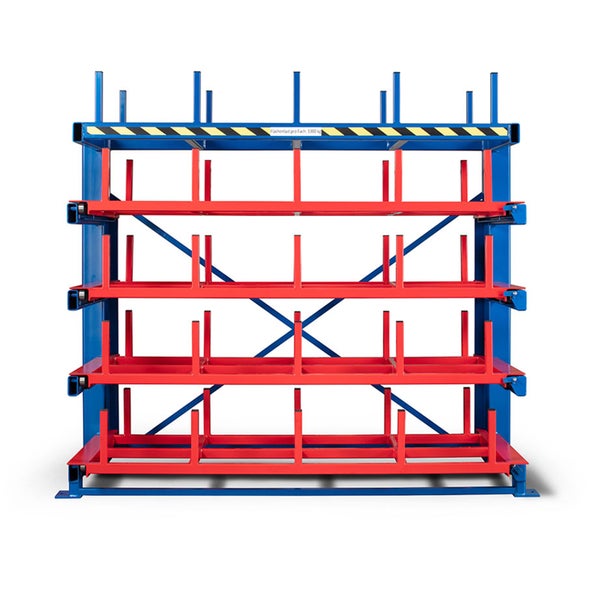 Blau-rotes Schwerlastregal aus Metall für Langgut mit ausziehbaren Ebenen, vertikalen Unterteilungen und 1000 Kilogramm Flächenlast pro Fach.