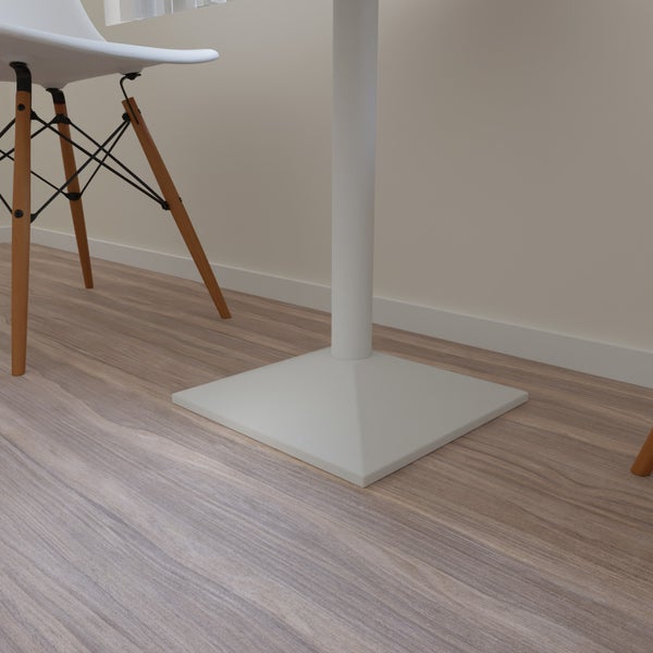 Detailansicht eines Tisches mit quadratischem Fuß und einem Stuhl mit Holzbeinen