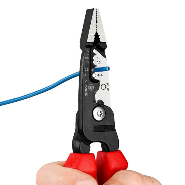 Abisolierzange mit einem blauen Kabel