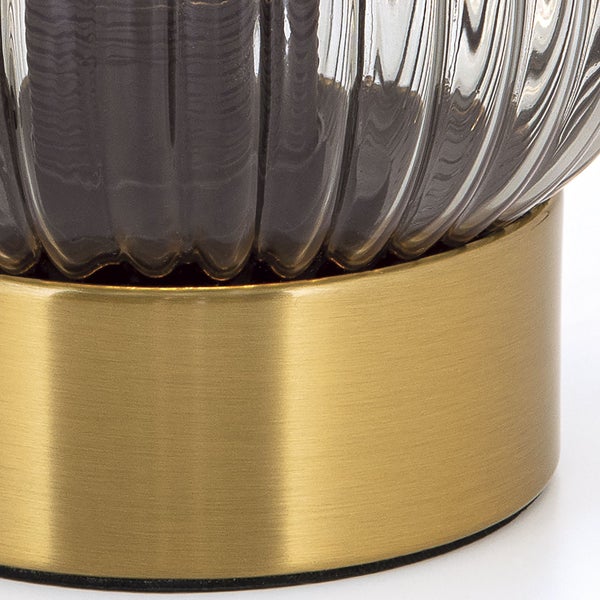 Detailansicht einer Tischleuchte mit einem Sockel aus Glas und Metall