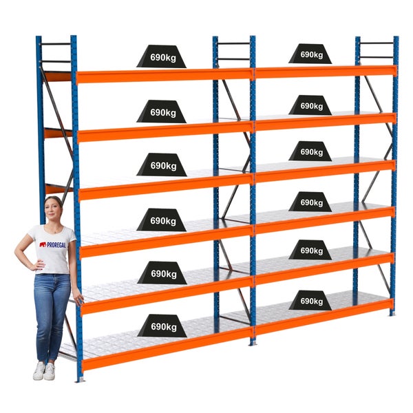 Schwerlastregal mit mehreren Ebenen und einer Traglast von 690 Kilogramm pro Ebene.