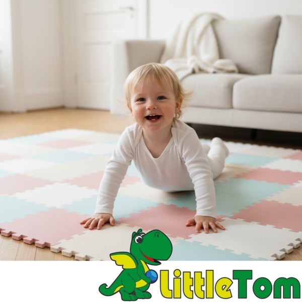 Ein Baby krabbelt auf einer weichen Puzzlematte aus Schaumstoff in einem hellen Zimmer. LittleTom Logo.