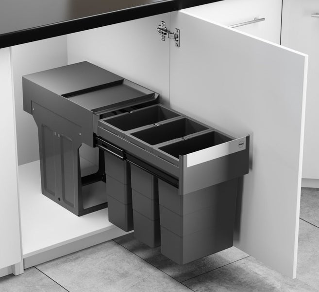 Abfalltrennsystem für den Einbau in einen Küchenschrank mit drei Behältern.