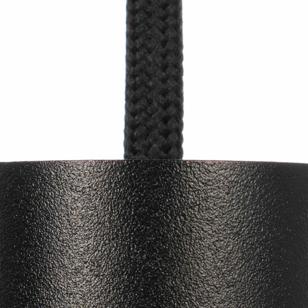 Nahaufnahme einer schwarzen strukturierten zylindrischen Lampenfassung mit einem schwarzen textilummantelten Kabel.