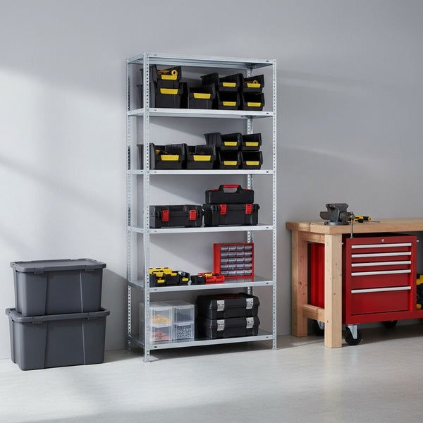 Organisierte Werkstatt mit verzinktem Metallregal, Werkzeugkoffern, Sichtlagerkästen, Holzwerkbank mit rotem Rollwagen und grauen Stapelboxen.