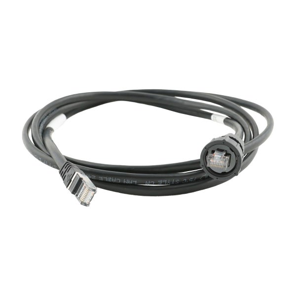 Schwarzes, aufgerolltes Netzwerk-Patchkabel mit RJ45-Anschlüssen und einem Steckverbinder für die Schalttafelmontage.