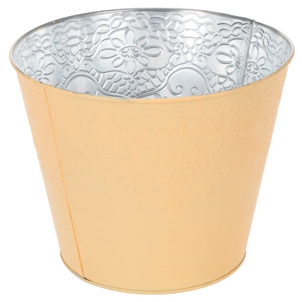 Runder Blumentopf aus Metall mit geprägtem Blumenmuster in Apricot.